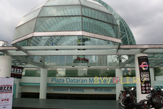 Вход в ТЦ Plaza Dataran Merdeka