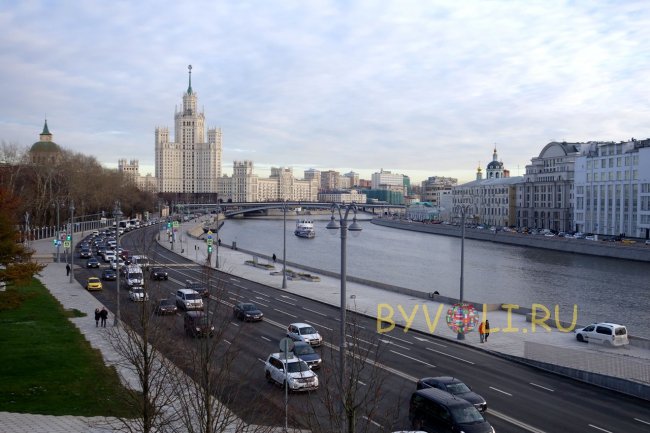 Вид с Парящего моста на сталинские высотки