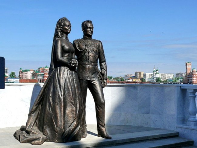 Памятник принцу Ренье III и Грейс Келли