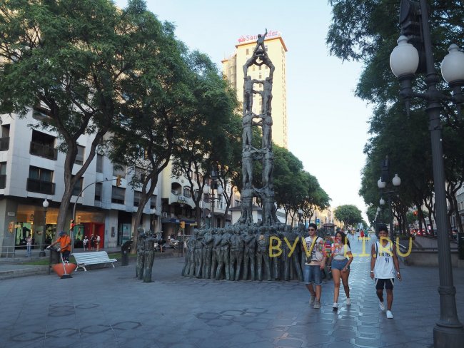 Улица Новая Рамбла и Памятник кастельерам в Таррагоне