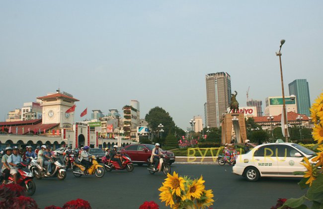 Уличное движение во Вьетнаме днем