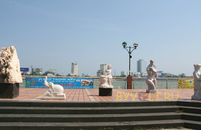 Скульптуры на набережной