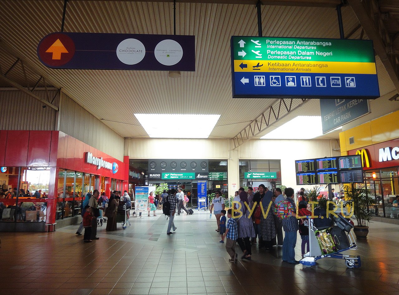 Аэропорт куала лумпур вылет. Аэропорт Куала Лумпур arrival Hall. Аэропорт Малайзии. Аэропорт Куала Лумпур информационное табло. Куда приезжает автобус с аэропорта Малайзии в Куала Лумпур.