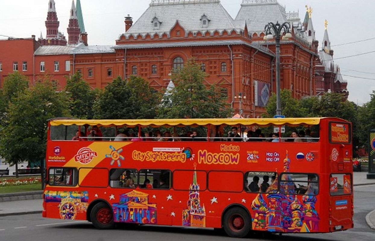 Экскурсии на красном двухэтажном автобусе. Красный автобус Москва City Sightseeing. Автобус City Sightseeing Москва. Экскурсионный автобус Москва двухэтажный. Экскурсионные автобусы в Москве красные двухэтажные.