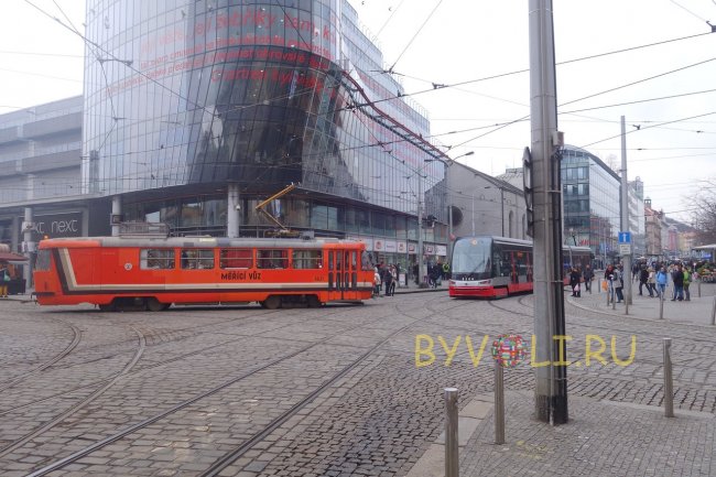 Старый и новый трамваи в Праге
