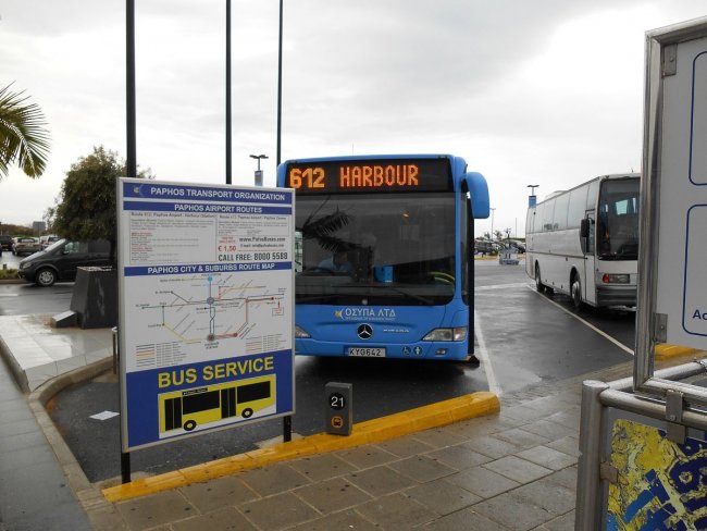 Автобус №612 между городом Пафос и аэропортом