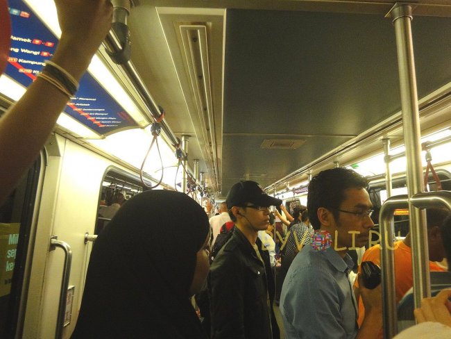 В вагоне метро в Куала-Лумпуре