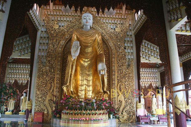 Стоящий Будда
