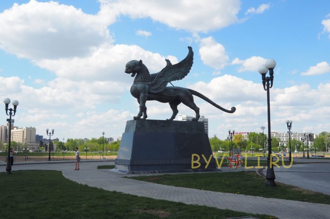 Скульптура барса у Казана