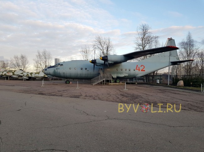 Военно-транспортный самолет АН-12