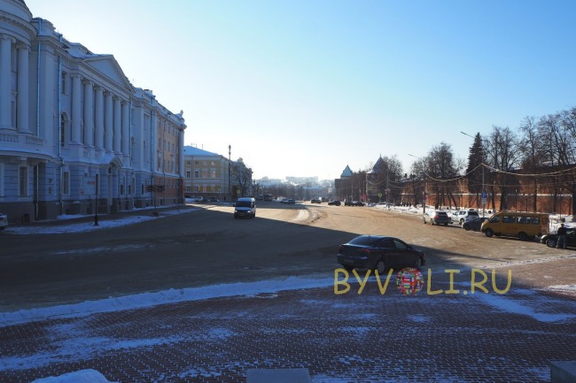 Кремлевская стена рядом с памятником Чкалову