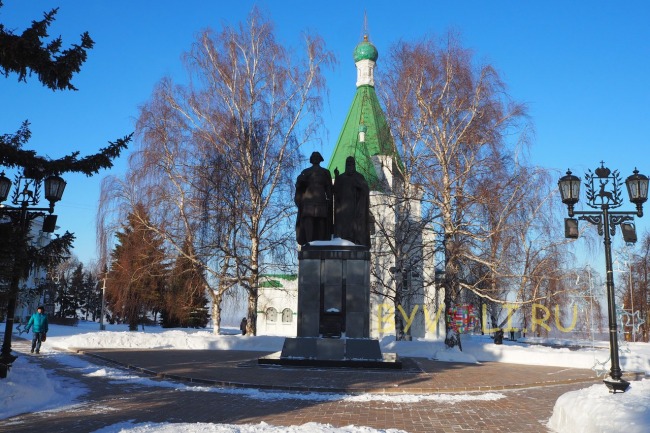 Памятник основателю городу и его наставнику