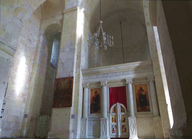 Внутри собора - алтарная часть