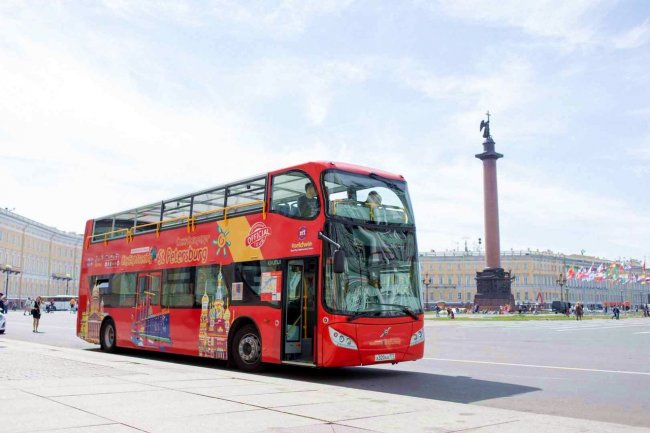 Экскурсионный автобус на улицах Санкт-Петербурга