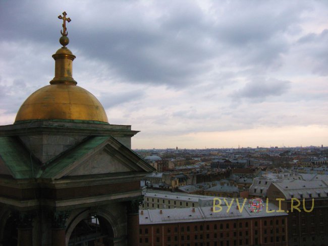 Золотой купол собора над Петербургом