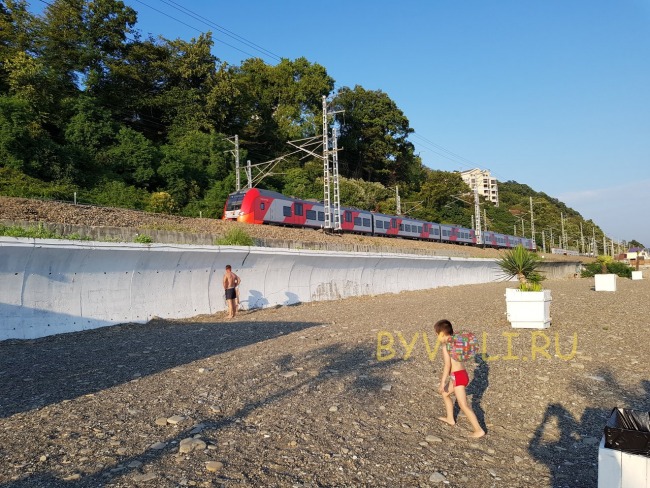 Железнодорожные пути вдоль пляжа