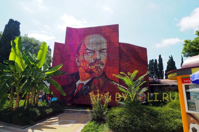 Портрет Ленина у входа в Парк