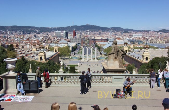 Вид на Магический фонтан и площадь Испании в Барселоне