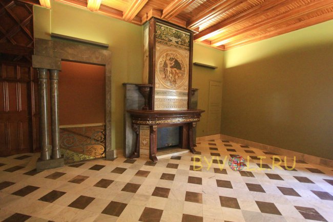 Зал для закрытых совещаний и его главное украшение - камин работы Александра де Рикера 
