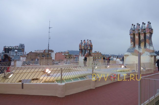 На крыше можно увидеть необычные дымоходы, покрытые керамической мозаикой
