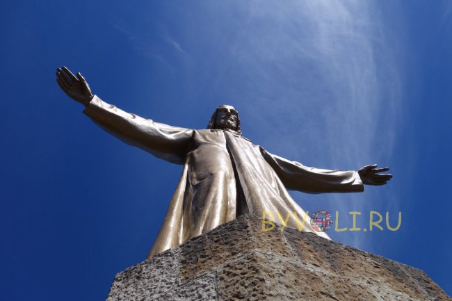 Статуя Христа на верхушке храма