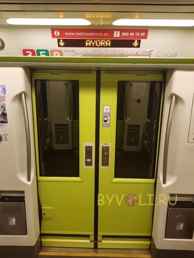 Дверь поезда метро