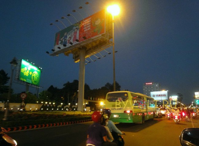 Движение транспорта во Вьетнаме ночью