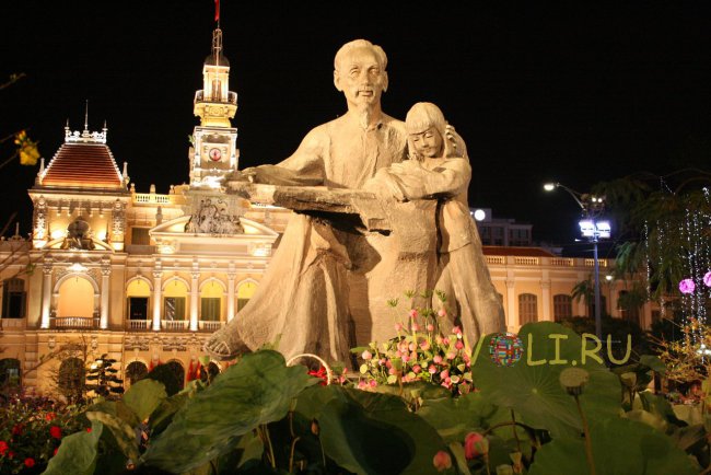 Статуя, где любят фотографироваться вьетнамцы