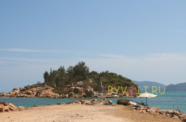 Пагода напротив пляжа Hon Do