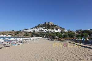 Вид на Акрополь Линдоса с пляжа